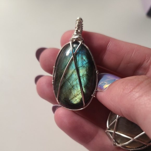 Hand crafted wire wrapped labradorite pendant - Picture 4 of 4